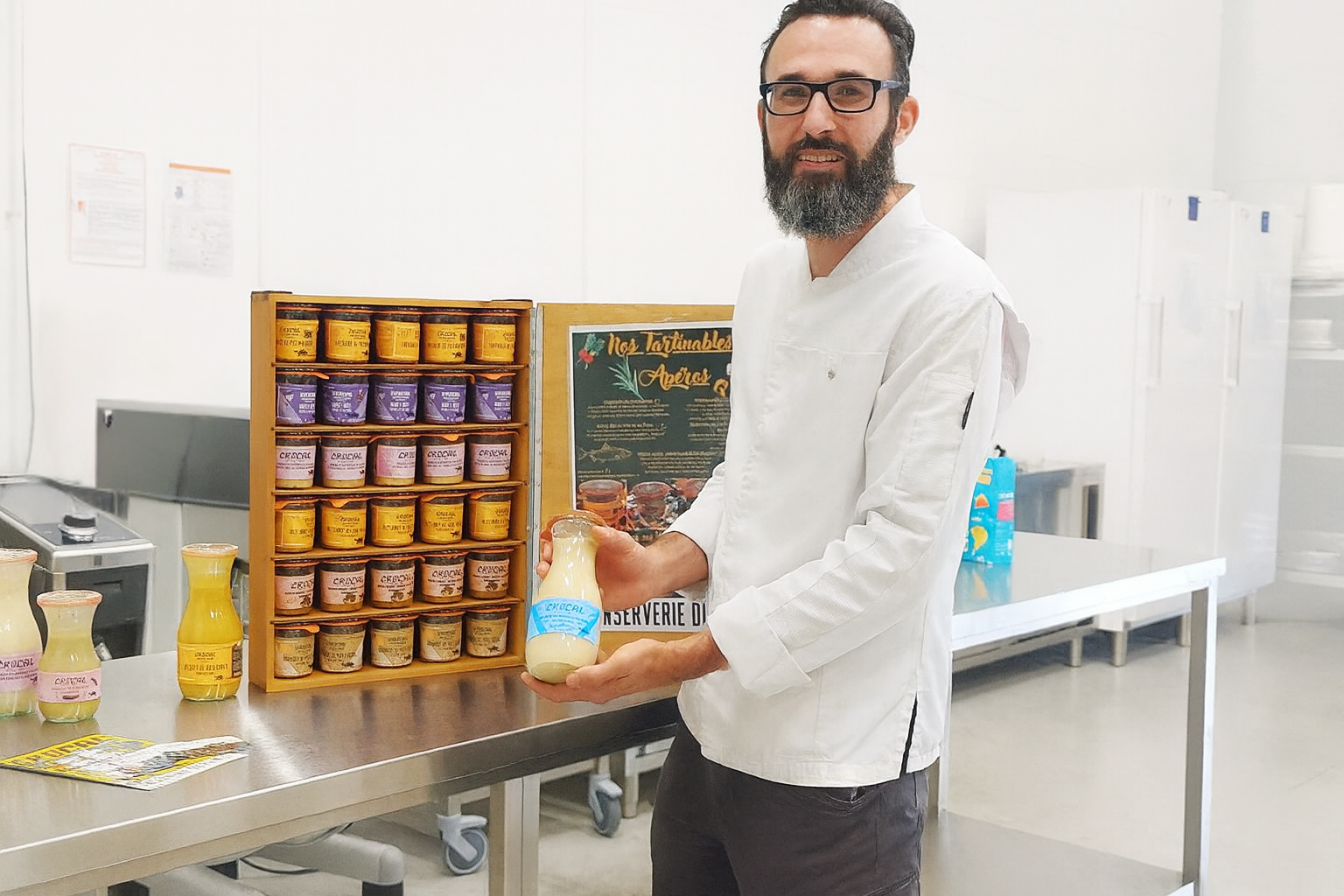 antoine entouré des conserves Crocal